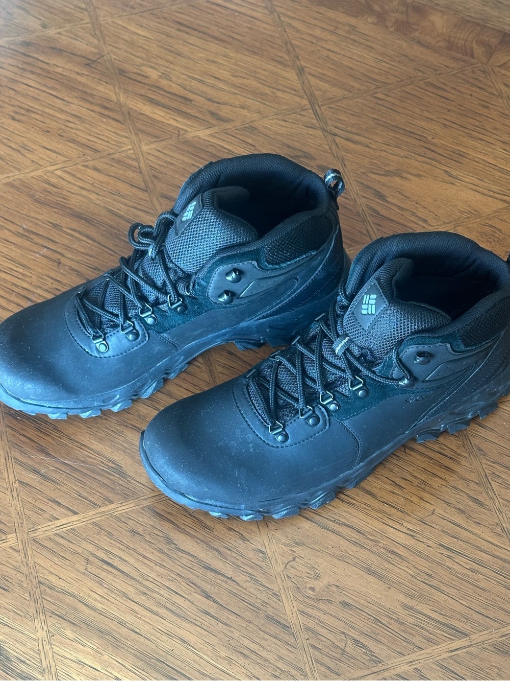 Columbia Men's Black Low-Cut Hiking Boots
